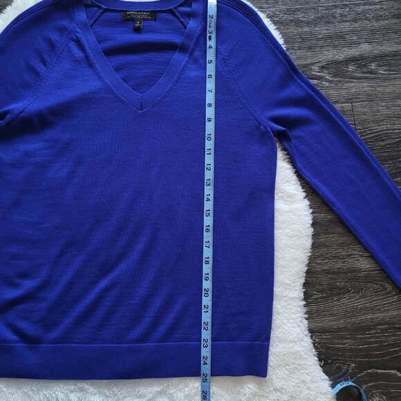 Banana Republic 💙 Extra Fine Merino Wool V-neck in Bright Royal Blue - Picture 7 of 9
